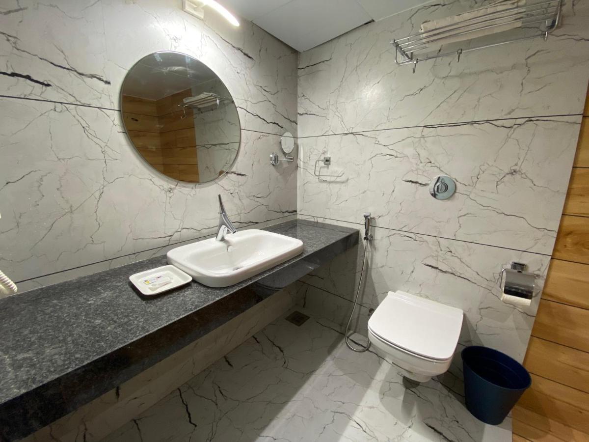 Hotel Apex International Вадодара Экстерьер фото